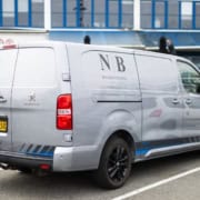 Arbejdsbil med NB byggentreprise logo