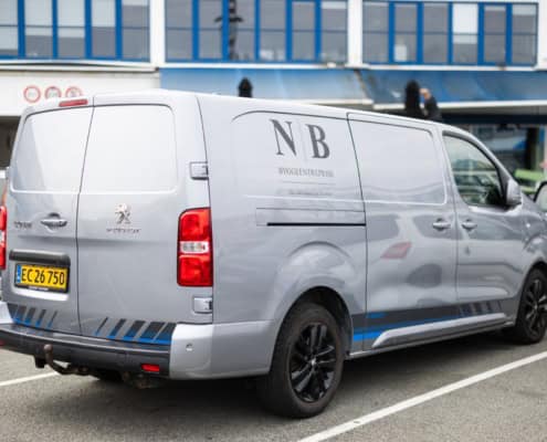 Arbejdsbil med NB byggentreprise logo